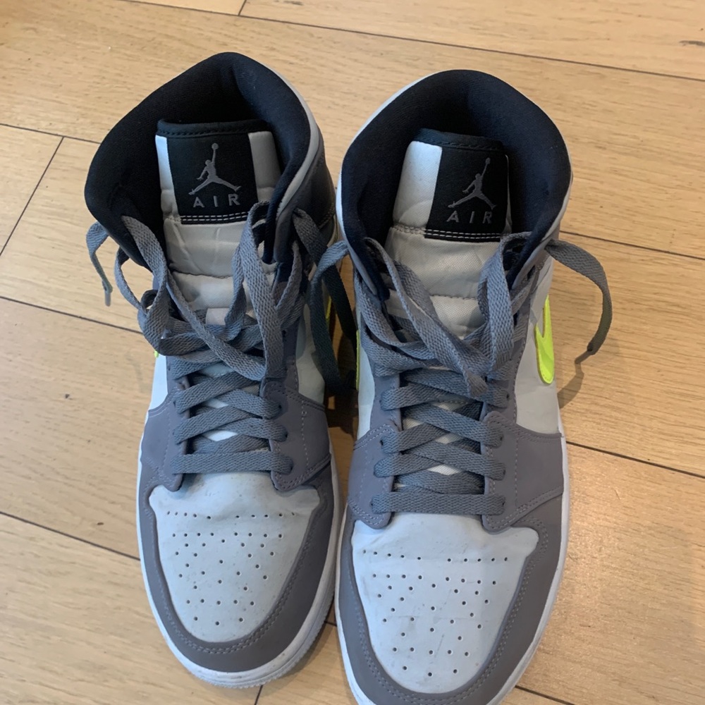 Grey retro Jordan’s 1